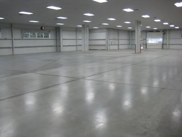 Piso de concreto nível zero recém-aplicado